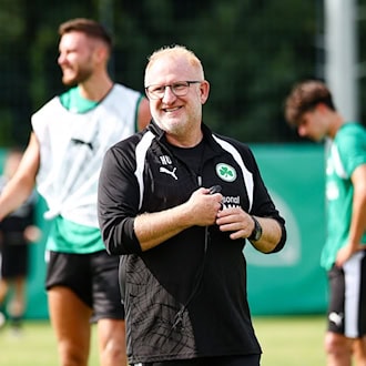 Heiko Vogel geht nach viel Zittern in der Relegation in seine zweite Saison mit der SpVgg Greuther Fürth. (Archivbild) / Foto: Daniel Löb/dpa