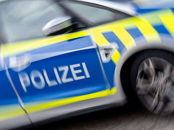 Ein Mann soll in der Regensburger Fußgängerzone einen Streifenwagen beschädigt haben. (Symbolbild) / Foto: Hendrik Schmidt/dpa