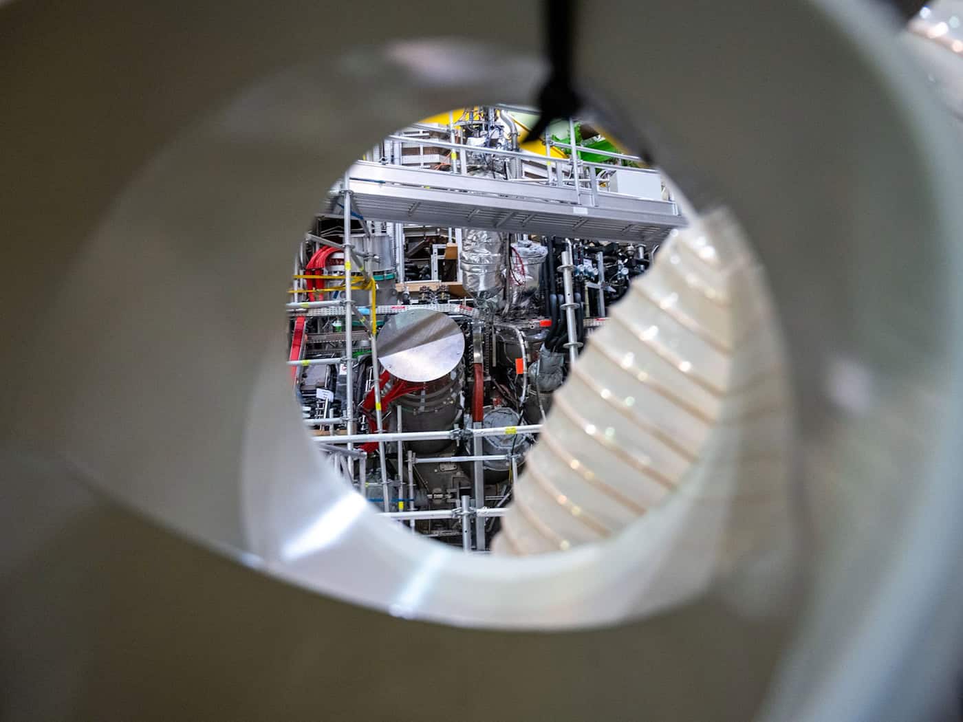 Der Forschungsreaktor «Wendelstein 7-X» im Max-Planck-Institut für Plasmaphysik in Greifswald. Auch er ist ein Stellarator und damit ein Vorläufer der von Proxima Fusion geplanten Anlagen. (Archivbild) / Foto: Stefan Sauer/dpa