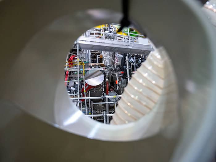 Der Forschungsreaktor «Wendelstein 7-X» im Max-Planck-Institut für Plasmaphysik in Greifswald. Auch er ist ein Stellarator und damit ein Vorläufer der von Proxima Fusion geplanten Anlagen. (Archivbild) / Foto: Stefan Sauer/dpa