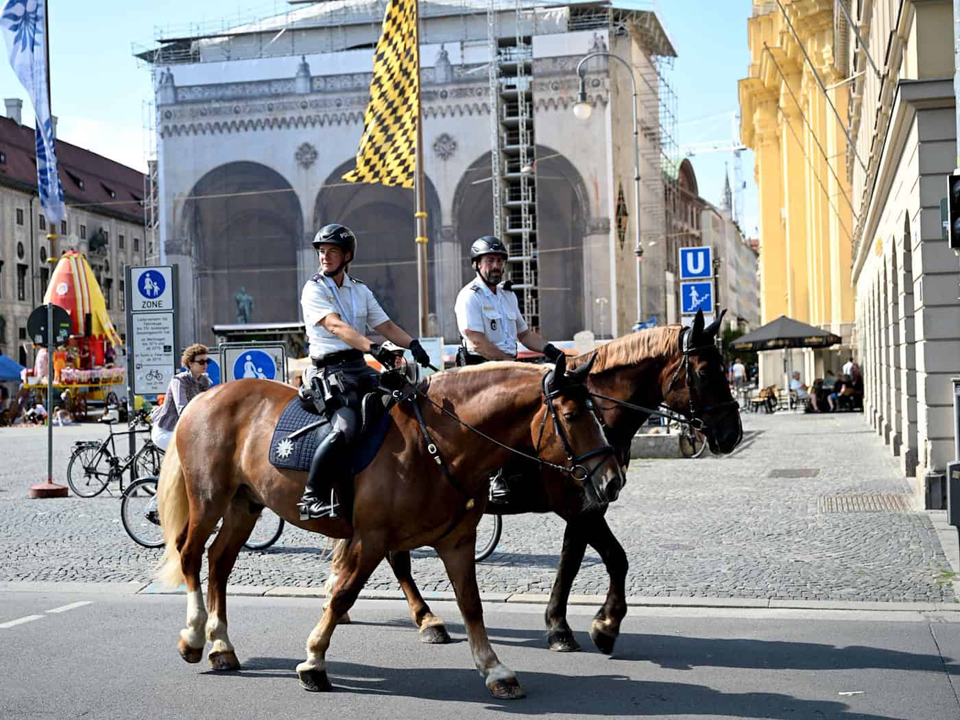 Berittene Polizei beim Jubiläum.    / Foto: Felix Hörhager/dpa