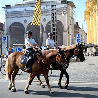 Berittene Polizei beim Jubiläum.    / Foto: Felix Hörhager/dpa