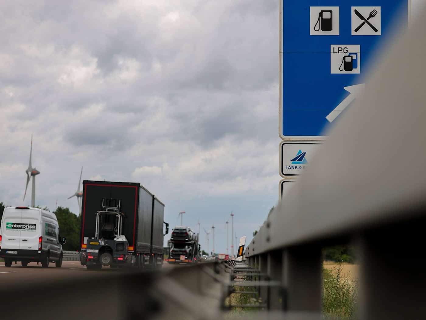 Fürs Tanken von der Autobahn abzufahren, lohnt sich. / Foto: Jan Woitas/dpa