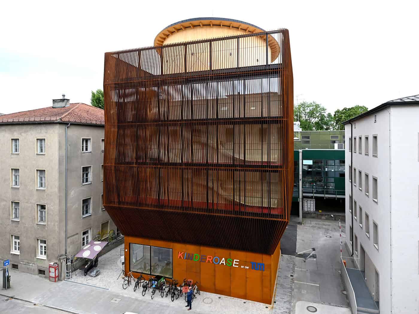 Der preisgekrönte Architekt Francis Kere gestaltete die neue Kita der TUM.  / Foto: Sven Hoppe/dpa