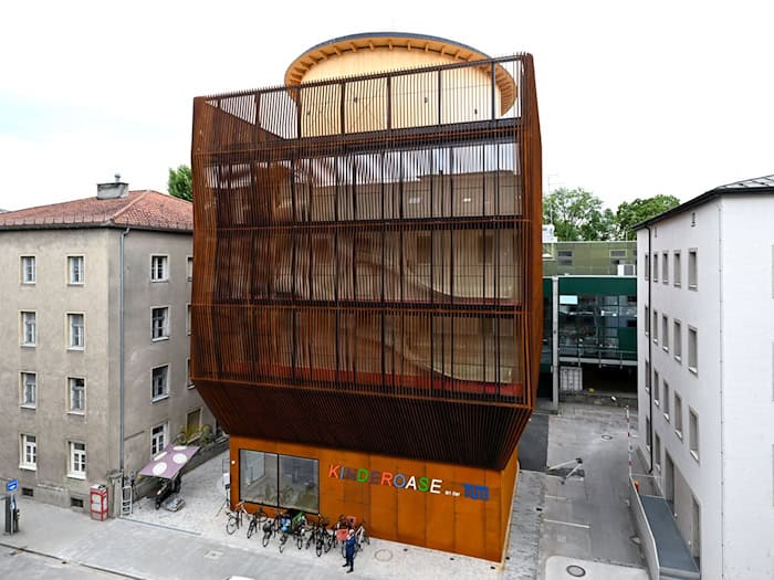 Der preisgekrönte Architekt Francis Kere gestaltete die neue Kita der TUM.  / Foto: Sven Hoppe/dpa