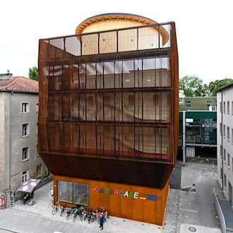 Der preisgekrönte Architekt Francis Kere gestaltete die neue Kita der TUM.  / Foto: Sven Hoppe/dpa