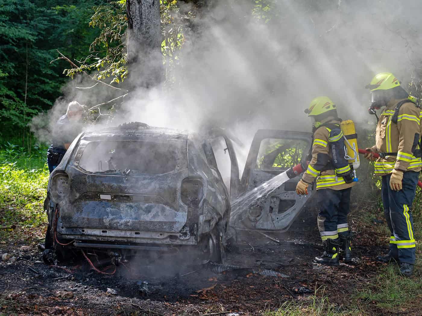 Die Feuerwehr löschte das Auto, der Mensch darin konnte nicht mehr gerettet werden.  / Foto: Angerer/BRK Berchtesgadener Land/dpa