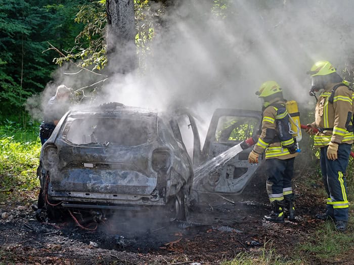 Die Feuerwehr löschte das Auto, der Mensch darin konnte nicht mehr gerettet werden.  / Foto: Angerer/BRK Berchtesgadener Land/dpa