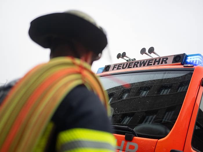 An der brennenden Ballenpresse entstand ein geschätzter Schaden von 100.000 Euro. (Symbolbild) / Foto: Marijan Murat/dpa