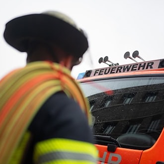 An der brennenden Ballenpresse entstand ein geschätzter Schaden von 100.000 Euro. (Symbolbild) / Foto: Marijan Murat/dpa