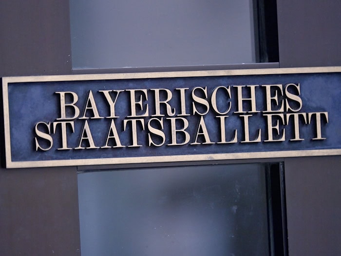 Das Bayerische Staatsballett und der Erste Solist Julian MacKay gehen ab sofort getrennte Wege. (Symbolbild) / Foto: Peter Kneffel/dpa