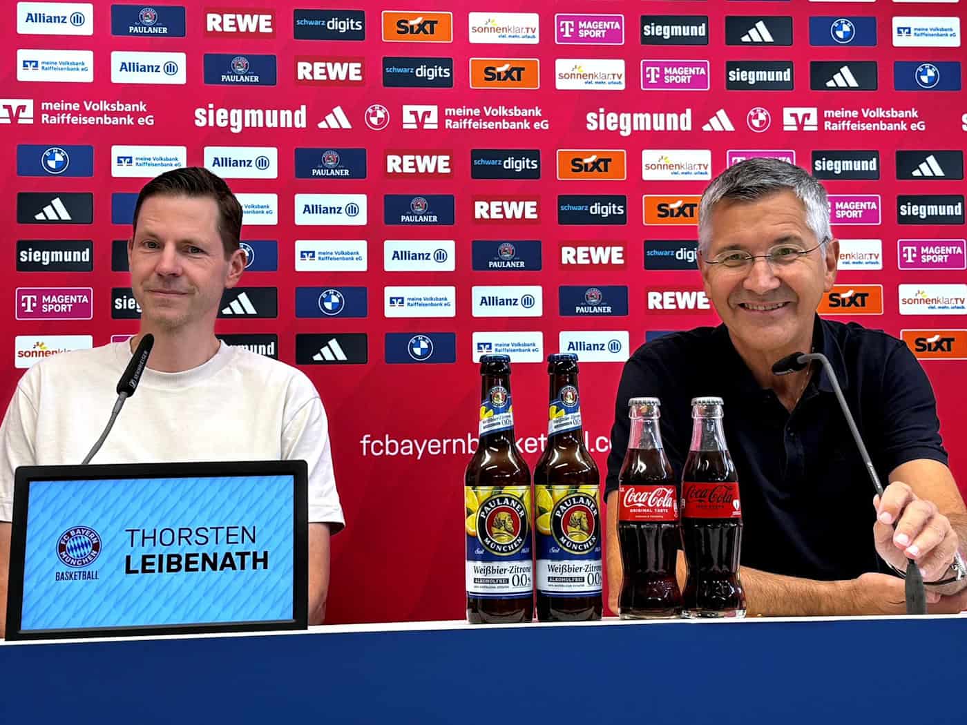 Bayern-Präsident Herbert Hainer (r) sieht einen besonderen Wert des FC Bayern für die NBA Europe. / Foto: Christian Kunz/dpa
