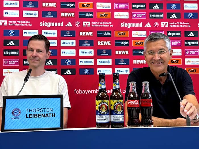 Bayern-Präsident Herbert Hainer (r) sieht einen besonderen Wert des FC Bayern für die NBA Europe. / Foto: Christian Kunz/dpa