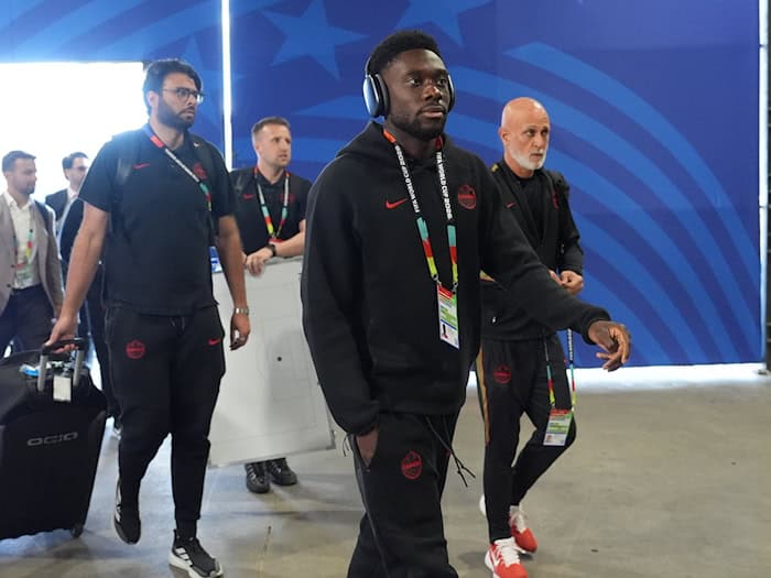 Alphonso Davies (M) fühlte sich nicht gut genug für das Achtelfinale. / Foto: Eric Gay/AP/dpa