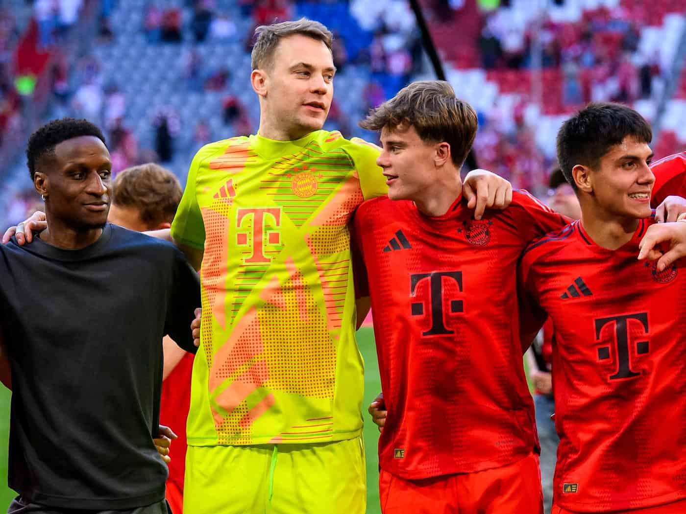 Jonathan Asp Jensen - rechts neben Torwart Manuel Neuer - wechselt nach Spanien. (Archivbild) / Foto: Tom Weller/dpa