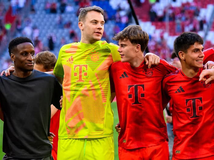 Jonathan Asp Jensen - rechts neben Torwart Manuel Neuer - wechselt nach Spanien. (Archivbild) / Foto: Tom Weller/dpa