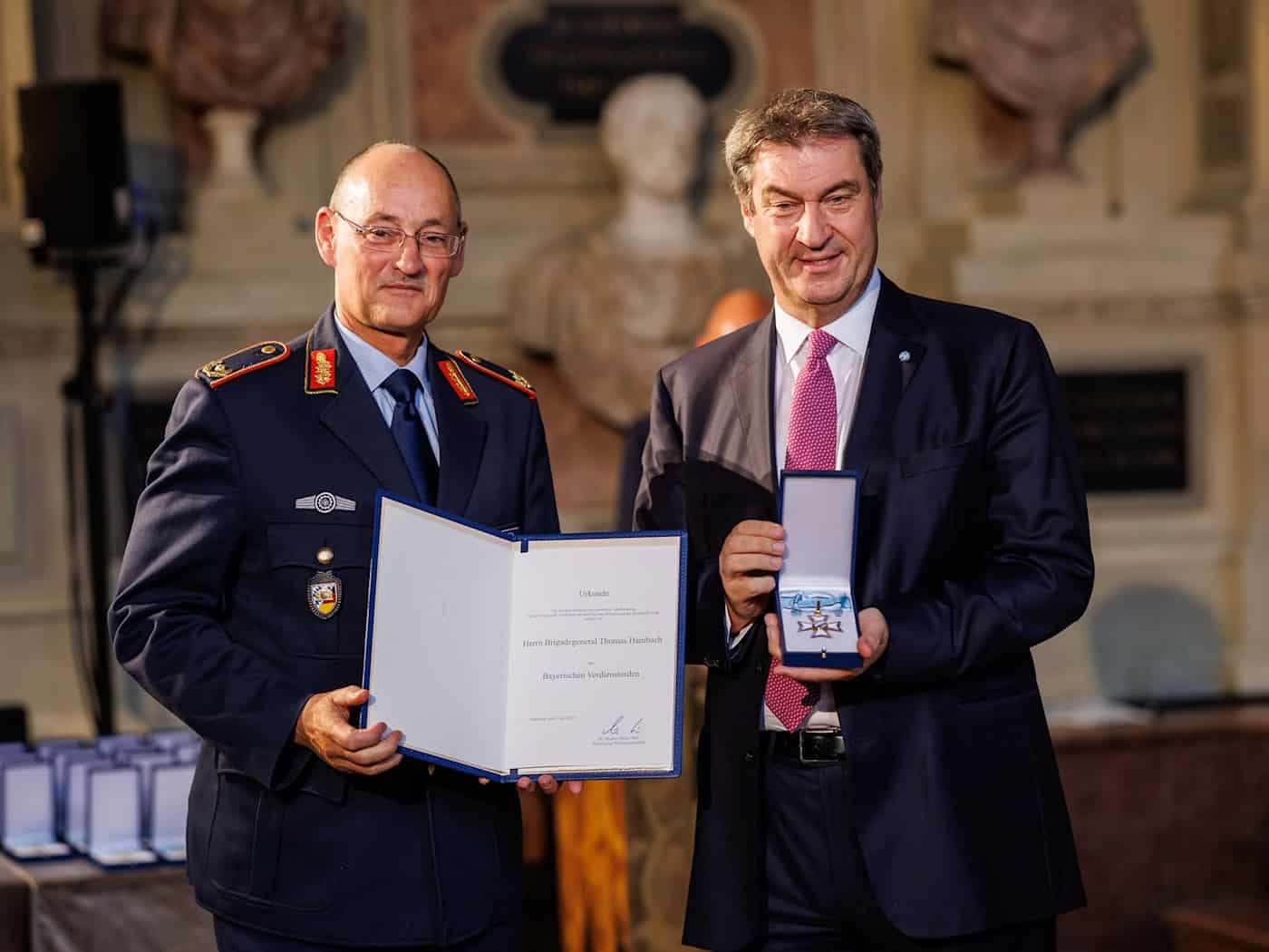 Die Nachricht dürfte Bayerns Ministerpräsidenten Söder (rechts) ebenso freuen, wie Brigadegeneral Hambach: Das Landeskommando Bayern bleibt in seiner etablierten Struktur erhalten. (Archivbild) / Foto: Matthias Balk/dpa