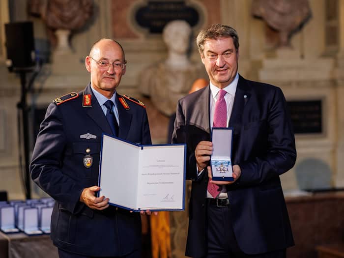 Die Nachricht dürfte Bayerns Ministerpräsidenten Söder (rechts) ebenso freuen, wie Brigadegeneral Hambach: Das Landeskommando Bayern bleibt in seiner etablierten Struktur erhalten. (Archivbild) / Foto: Matthias Balk/dpa