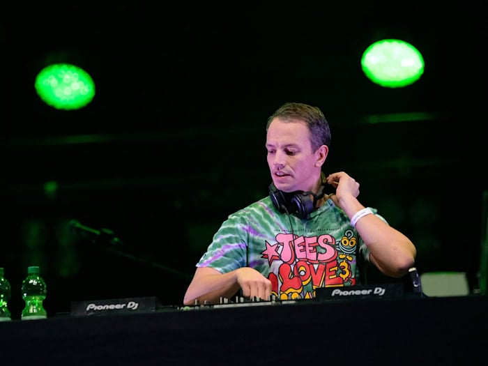 Der DJ feiert eine Party zum Jubiläum der Bayreuther Festspiele. (Archivbild)  / Foto: Jonas Walzberg/dpa