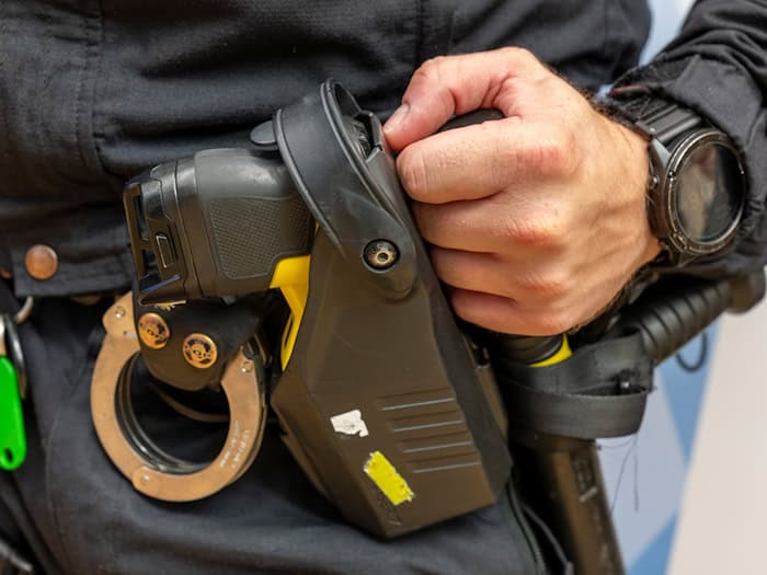 Der Verdächtige versuchte noch zu flüchten, konnte aber von der Polizei festgehalten werden. (Symbolbild) / Foto: Peter Kneffel/dpa