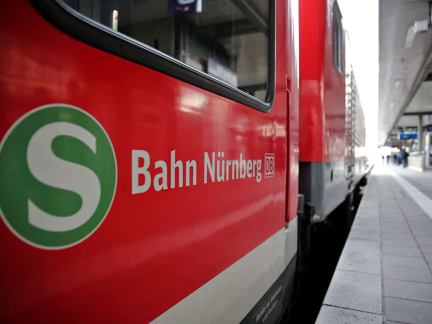 Wegen des Feuerwehreinsatzes konnten auf der stark frequentierten Strecke zwischen Nürnberg und Bamberg etwa 45 Minuten lang keine Personen- und Güterzüge fahren. (Archivbild) / Foto: Daniel Karmann/dpa