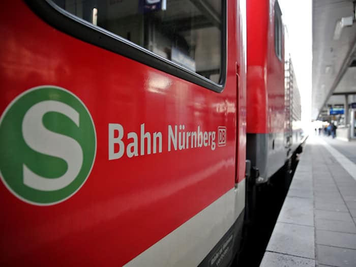 Wegen des Feuerwehreinsatzes konnten auf der stark frequentierten Strecke zwischen Nürnberg und Bamberg etwa 45 Minuten lang keine Personen- und Güterzüge fahren. (Archivbild) / Foto: Daniel Karmann/dpa