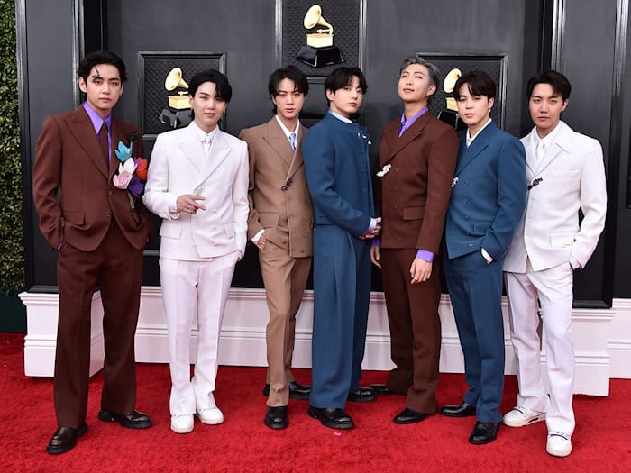 Erfolg vor der Wehrdienstpause: Die Band BTS kommt zu den 64th Annual Grammy Awards im Jahr 2022. (Archivfoto) / Foto: Jordan Strauss/Invision/AP/dpa