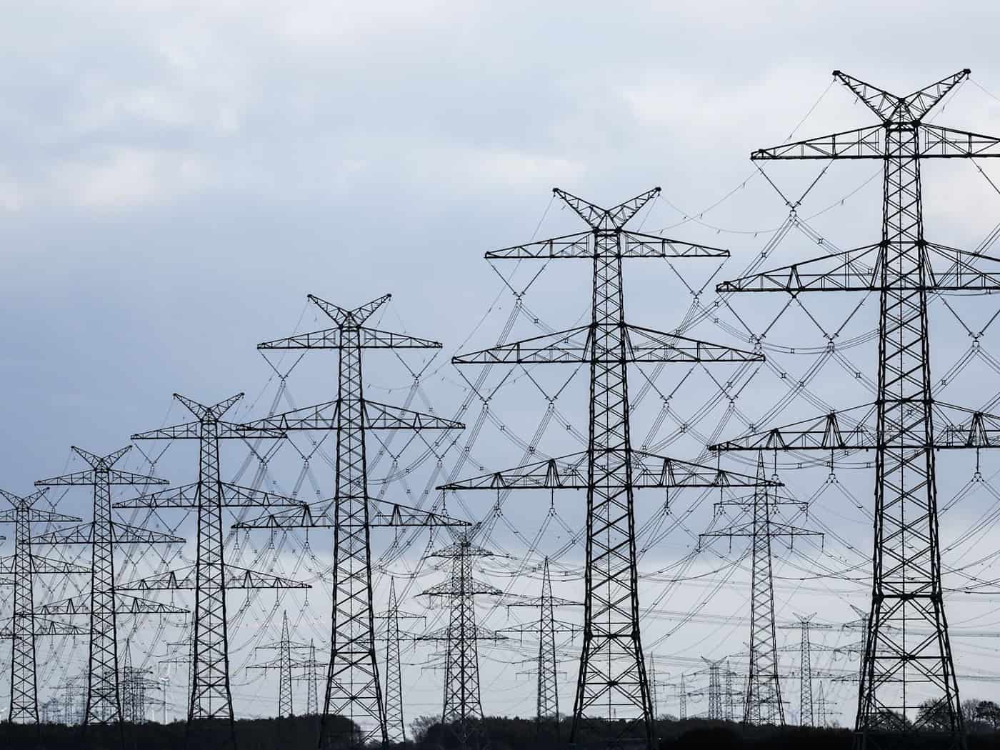 Der Bund ist jetzt Miteigentümer des Übertragungsnetzbetreibes Tennet. (Symbolbild) / Foto: Christian Charisius/dpa
