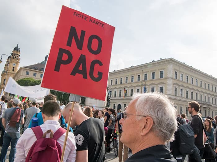 Das Bundesverfassungsgericht verhandelt am Dienstag und Mittwoch über zentrale Aspekte des bayerischen Polizeiaufgabengesetzes (PAG). (Archivbild)  / Foto: Peter Kneffel/dpa