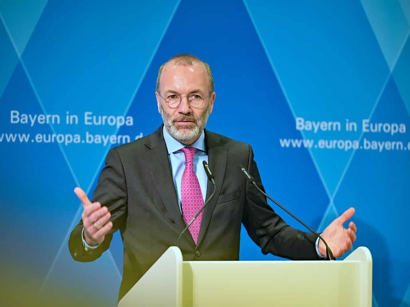 EVP-Chef Manfred Weber betont gerne seine Verbundenheit mit Bayern. Doch ausgerechnet aus seiner eigenen Partei CSU gibt es nun ungewohnt klare Kritik an der Arbeit des Vorsitzenden der EVP-Fraktion im Europäischen Parlament. (Archivbild) / Foto: Malin Wunderlich/dpa