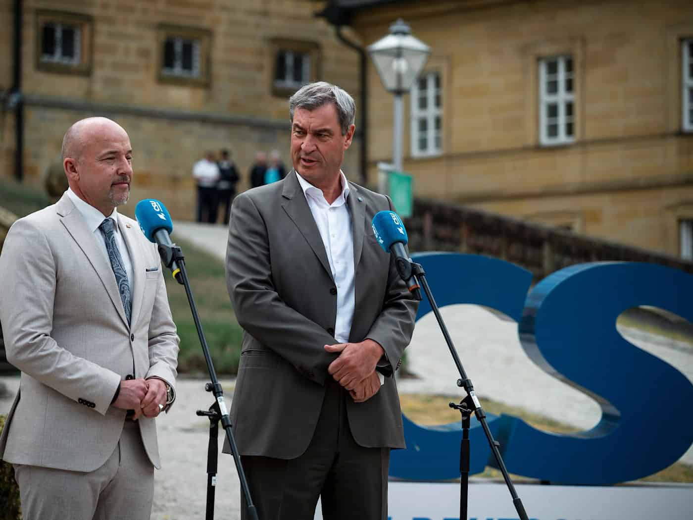 Der Chef der CSU-Landesgruppe im Bundestag, Alexander Hoffmann, links, und Bayerns Ministerpräsident Markus Söder skizzieren die Pläne ihrer Partei für die Zukunft Deutschlands.  / Foto: Daniel Vogl/dpa