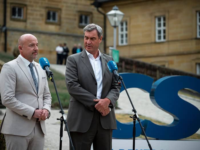 Der Chef der CSU-Landesgruppe im Bundestag, Alexander Hoffmann, links, und Bayerns Ministerpräsident Markus Söder skizzieren die Pläne ihrer Partei für die Zukunft Deutschlands.  / Foto: Daniel Vogl/dpa