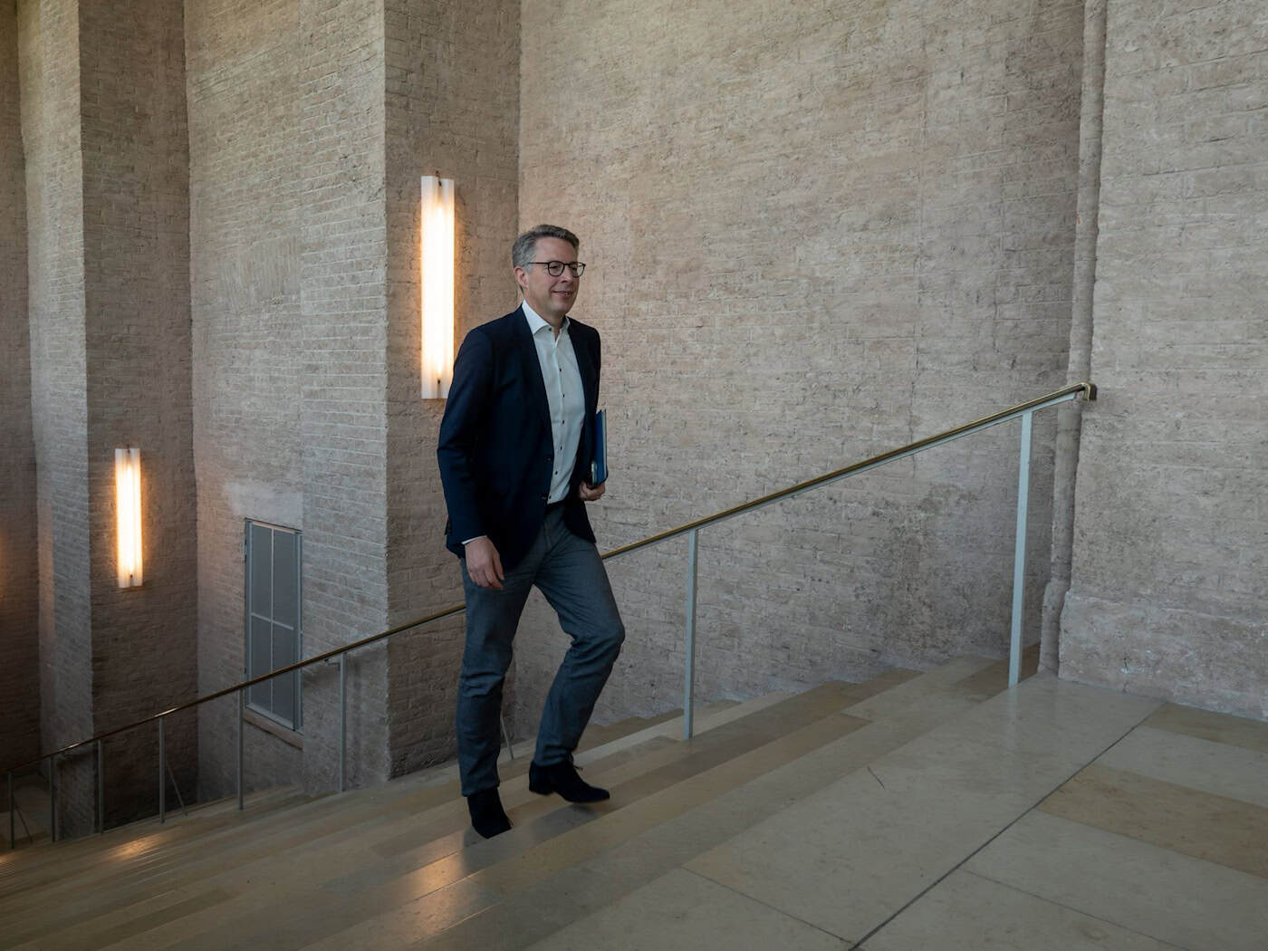 Kunstminister Markus Blume (CSU) hat Pläne für eine Umstrukturierung der bayerischen Staatsmuseen vorgestellt. (Archivbild) / Foto: Peter Kneffel/dpa