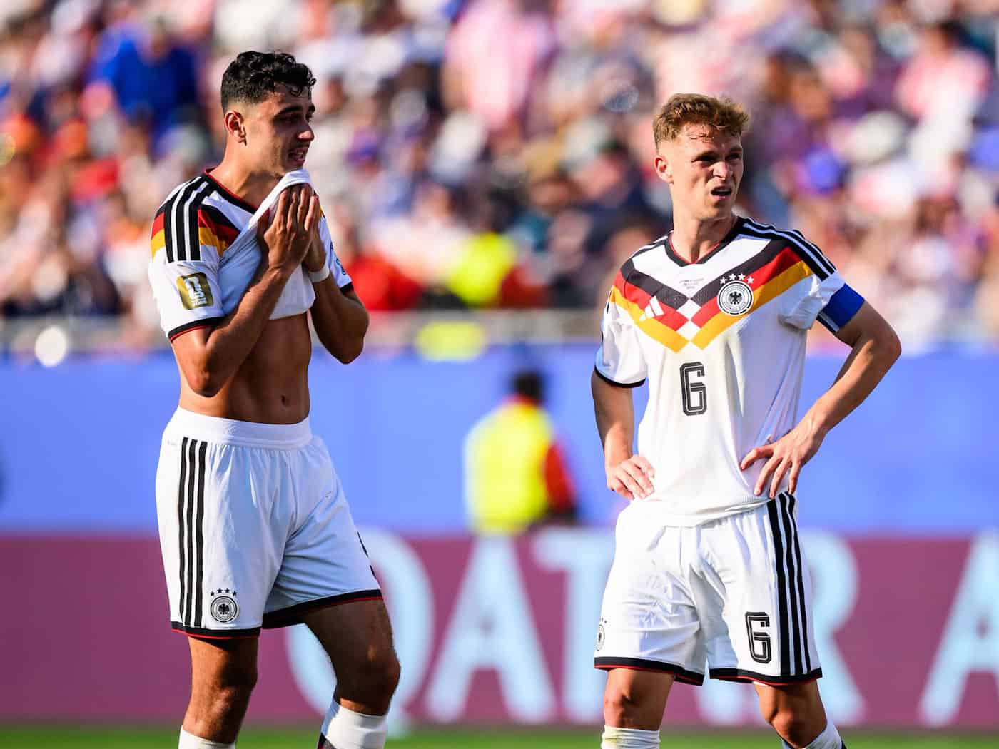 Aleksandar Pavlovic (l) und Joshua Kimmich nach dem WM-Aus: Auf Bayern-Spieler wird auch Jürgen Klopp beim Neuaufbau setzen. (Archivbild) / Foto: Tom Weller/dpa
