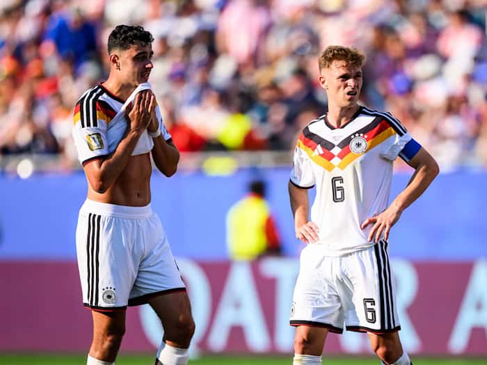 Aleksandar Pavlovic (l) und Joshua Kimmich nach dem WM-Aus: Auf Bayern-Spieler wird auch Jürgen Klopp beim Neuaufbau setzen. (Archivbild) / Foto: Tom Weller/dpa