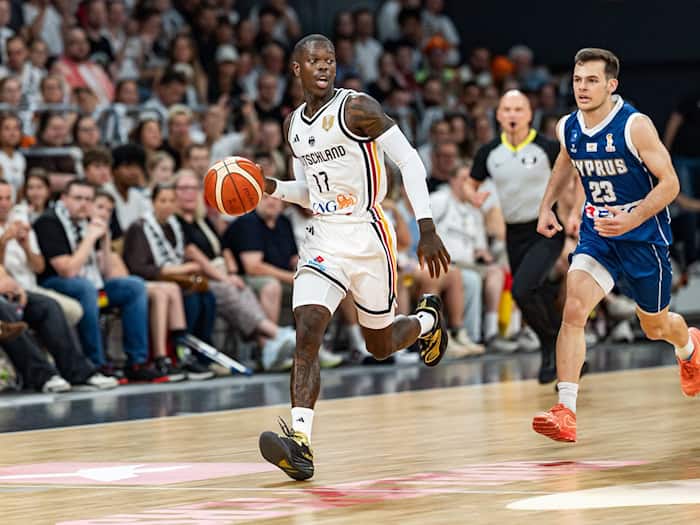Dennis Schröder ließ sich die Quali-Partie gegen Zypern nicht entgehen. / Foto: Daniel Löb/dpa