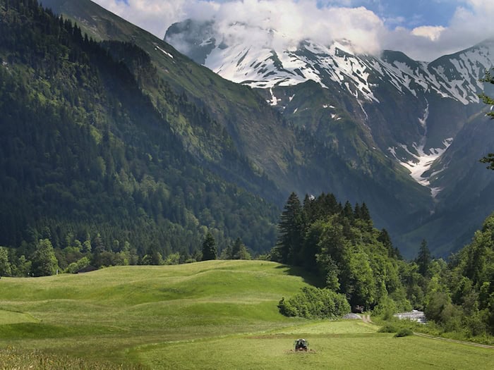 Ein deutscher Kletterer hat das Gleichgewicht verloren und ist rund 100 Meter über eine senkrechte Felswand in die Tiefe gestürzt. (Symbolbild) / Foto: Karl-Josef Hildenbrand/dpa