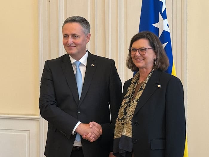 Ilse Aigner auf Auslandsreise: In Sarajevo wurde sie von Staatspräsident Denis Becirovic empfangen. / Foto: Christoph Trost/dpa