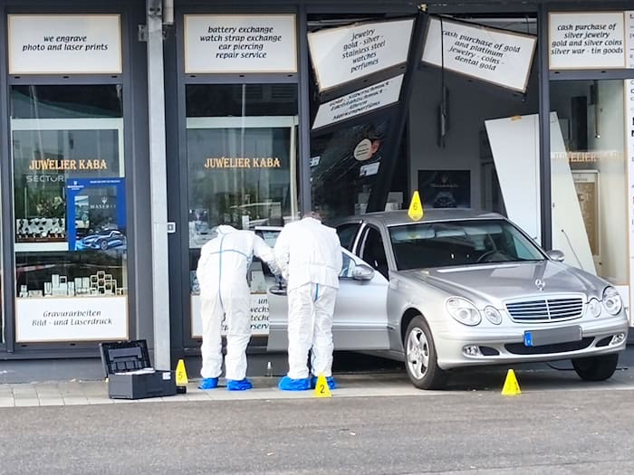 Die Einsatzkräfte der Spurensicherung am Tatort suchen nach Hinweisen auf die flüchtigen Diebe. / Foto: Jürgen Masching/NEWS5/dpa