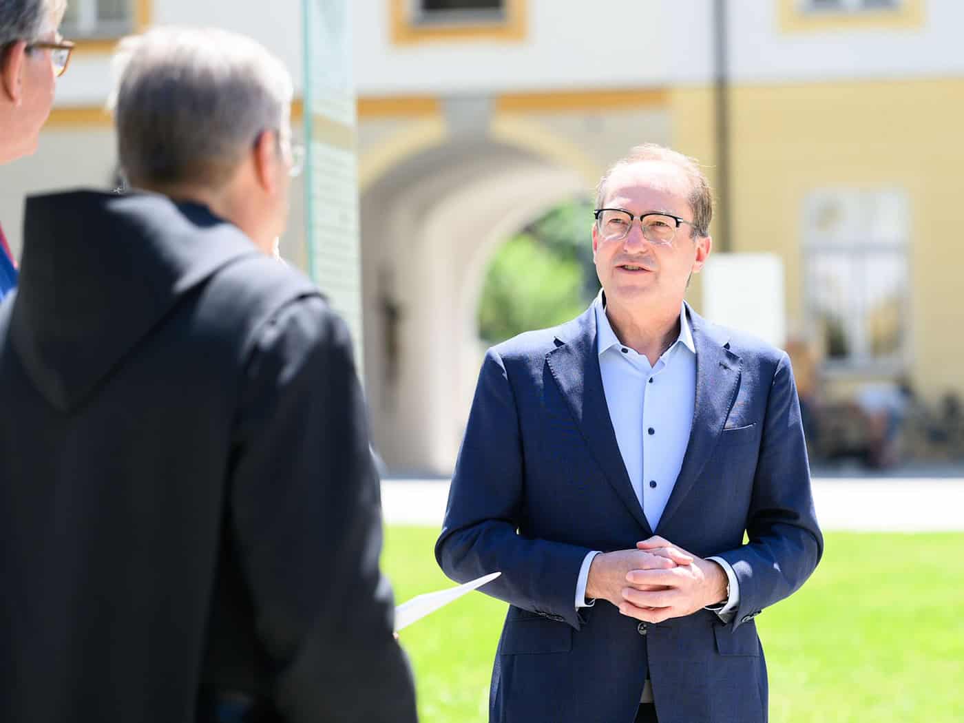 Auch beim Besuch des Kloster Ettals muss sich Bundesinnenminister Alexander Dobrindt (CSU) mit Fragen zur Abschiebepolitik des Bundes auseinandersetzen.  / Foto: Lukas Barth-Tuttas/dpa