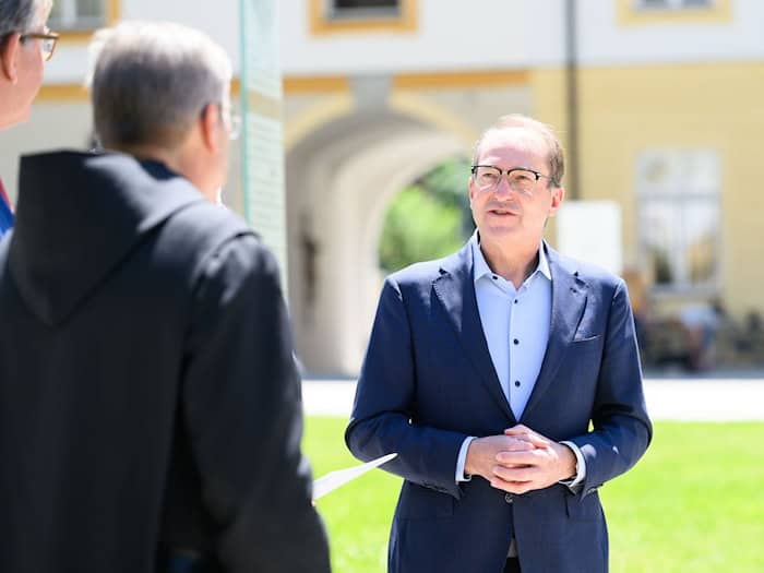 Auch beim Besuch des Kloster Ettals muss sich Bundesinnenminister Alexander Dobrindt (CSU) mit Fragen zur Abschiebepolitik des Bundes auseinandersetzen.  / Foto: Lukas Barth-Tuttas/dpa