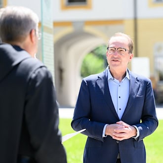 Auch beim Besuch des Kloster Ettals muss sich Bundesinnenminister Alexander Dobrindt (CSU) mit Fragen zur Abschiebepolitik des Bundes auseinandersetzen.  / Foto: Lukas Barth-Tuttas/dpa
