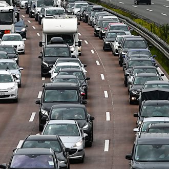 Gleich drei Auffahrunfälle gab es im dichten Reiseverkehr auf der A7. (Symbolbild) / Foto: Heiko Rebsch/dpa