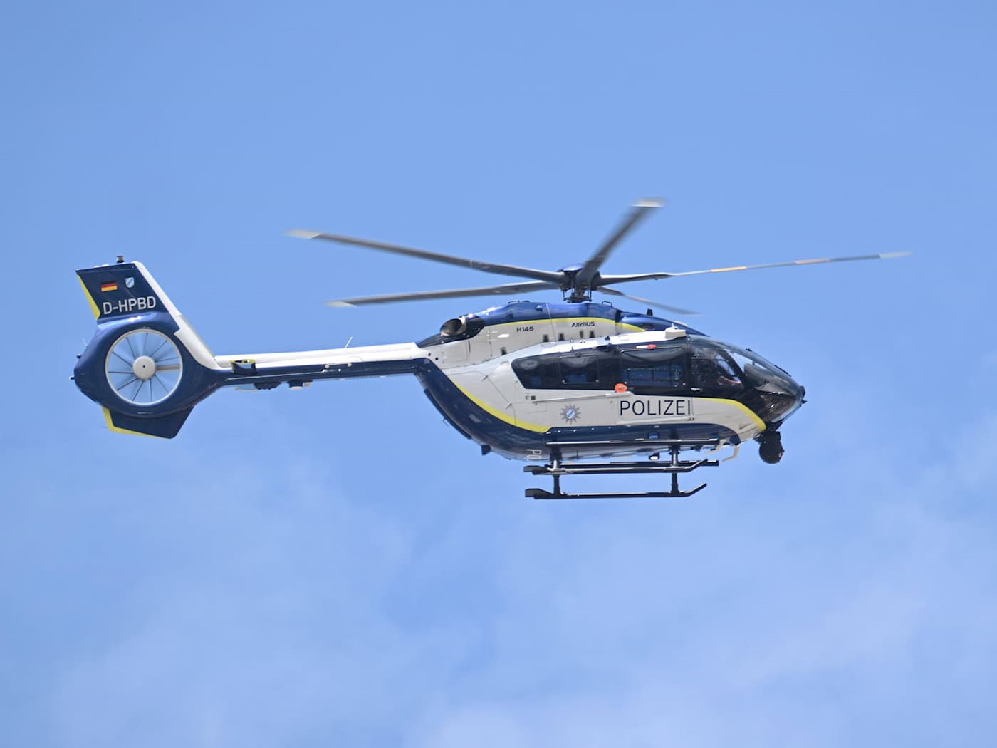 Bei der Suche nach den Tätern kam auch ein Polizeihubschrauber zum Einsatz. (Symbolbild) / Foto: Felix Hörhager/dpa