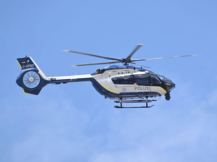 Bei der Suche nach den Tätern kam auch ein Polizeihubschrauber zum Einsatz. (Symbolbild) / Foto: Felix Hörhager/dpa
