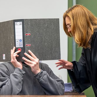 Der Angeklagte mit seiner Verteidigerin zum Prozessauftakt im Mai - nun hat das Landgericht München I ihn zu elf Jahren Haft verurteilt. (Archiv) / Foto: Peter Kneffel/dpa