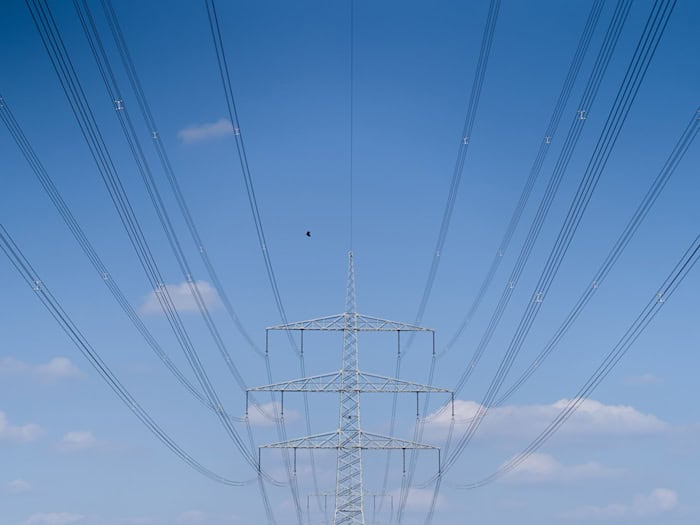 Eine Stromtrasse bei Lichtenfels im Jahr 2020. Der nunmehr offiziell in Betrieb genommene neue «Ostbayernring» soll das Stromnetz entlasten und bei der Aufnahme der gestiegenen Ökostromproduktion helfen. (Symbolbild) / Foto: Nicolas Armer/dpa