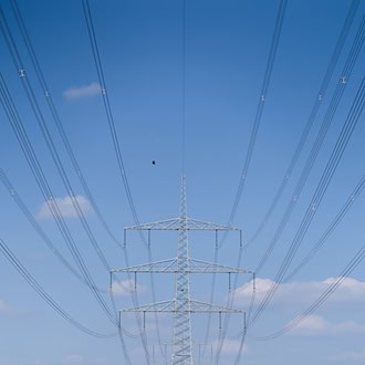 Eine Stromtrasse bei Lichtenfels im Jahr 2020. Der nunmehr offiziell in Betrieb genommene neue «Ostbayernring» soll das Stromnetz entlasten und bei der Aufnahme der gestiegenen Ökostromproduktion helfen. (Symbolbild) / Foto: Nicolas Armer/dpa