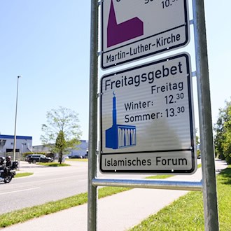 In Penzberg werden Autofahrer bei der Fahrt in die Stadt künftig auch auf das Freitagsgebet der islamischen Gemeinde hingewiesen. / Foto: Lukas Barth-Tuttas/dpa