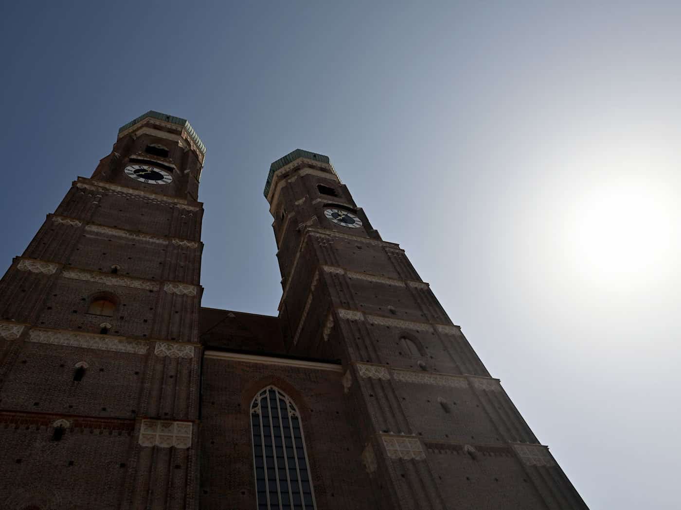Der Unterhalt von Kirchen und Pfarrhäuser sind ein großer Kostenfaktor für die Erzdiözese München-Freising. (Symbolbild) / Foto: Peter Kneffel/dpa